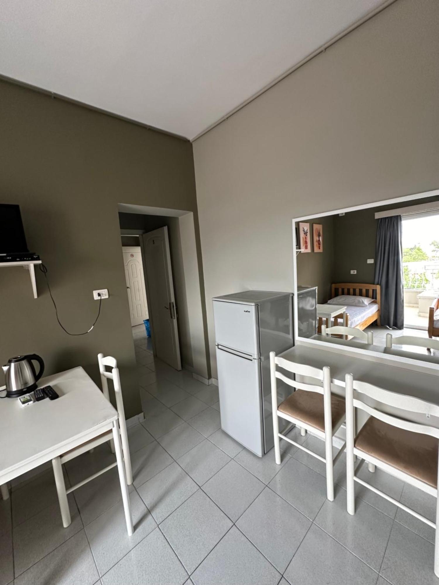 Olivias Apartments City Center Sarandë Esterno foto